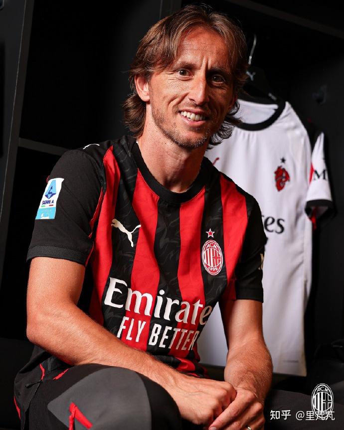 上任后首次露面，国足新帅邵佳一现场观战中国U22vs越南U22